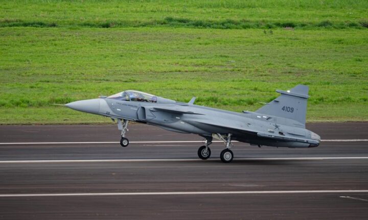 Primeiro caça Gripen E produzido no Brasil realiza voo inaugural