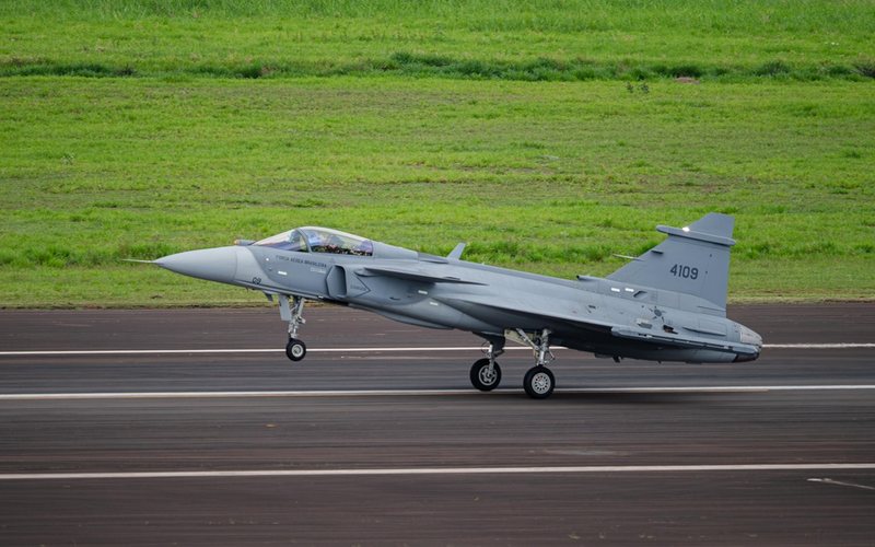 Primeiro caça Gripen E produzido no Brasil realiza voo inaugural