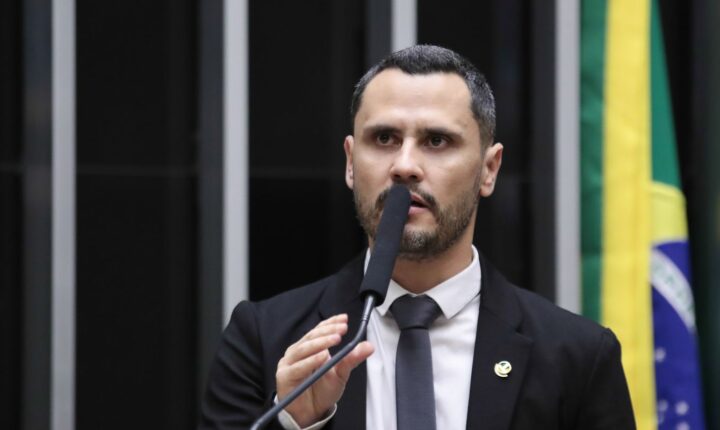 Cleitinho Azevedo conquista governo de Minas Gerais no primeiro turno das eleições de 2026