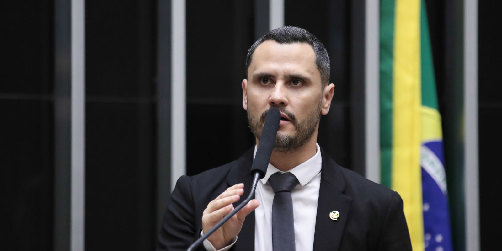 Cleitinho Azevedo conquista governo de Minas Gerais no primeiro turno das eleições de 2026
