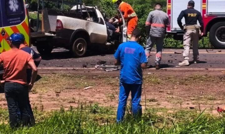 Colisão frontal entre picape e carreta deixa um morto e um ferido em Naviraí