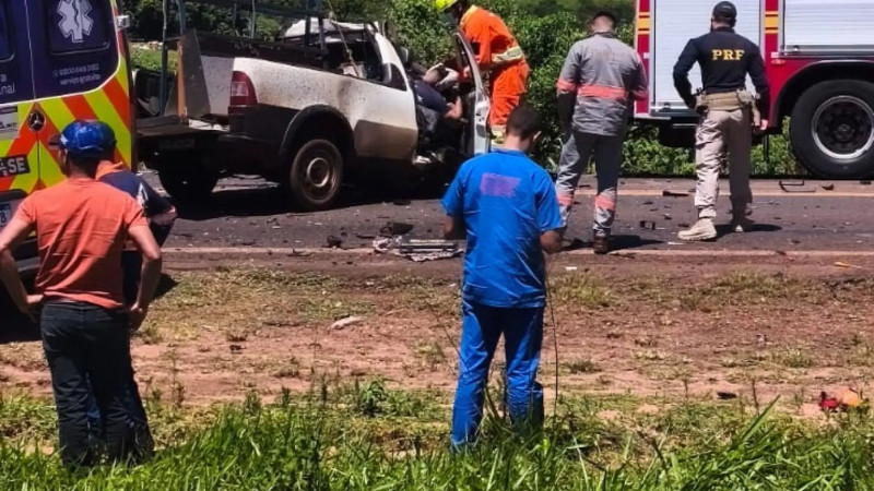 Colisão frontal entre picape e carreta deixa um morto e um ferido em Naviraí