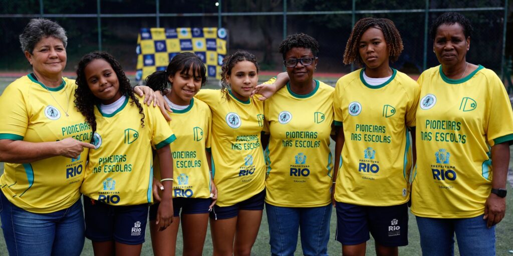 Programa municipal no Rio de Janeiro aproxima ex-jogadoras da seleção de alunas da rede pública