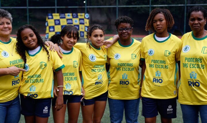 Programa municipal no Rio de Janeiro aproxima ex-jogadoras da seleção de alunas da rede pública