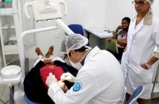 Projeto fixa piso de R$ 3.624 para auxiliares médicos e odontológicos