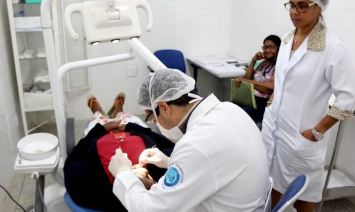 Projeto fixa piso de R$ 3.624 para auxiliares médicos e odontológicos