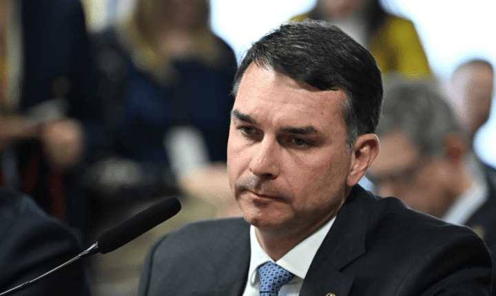 TSE determina remoção de vídeo falso publicado por Flávio Bolsonaro sobre ato em São Paulo