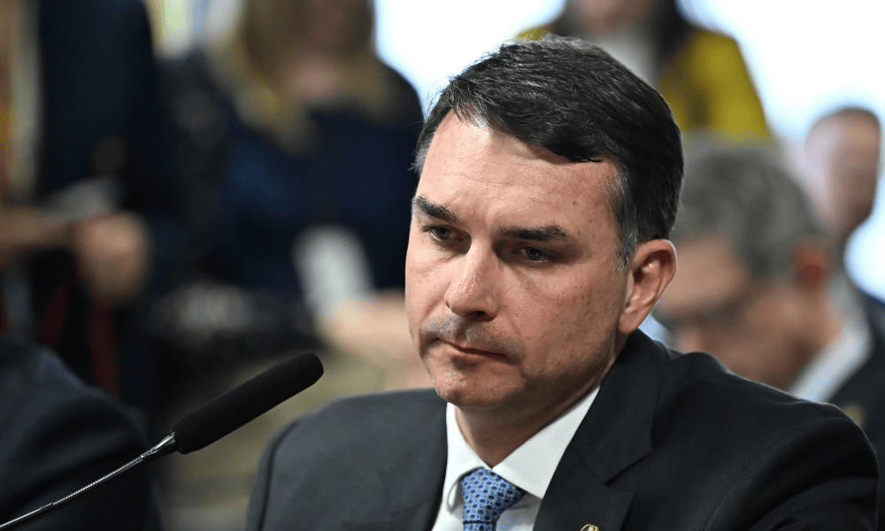TSE determina remoção de vídeo falso publicado por Flávio Bolsonaro sobre ato em São Paulo