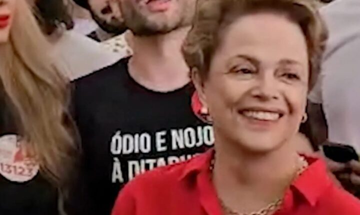 Dilma Rousseff é recebida com vaias ao chegar para votar