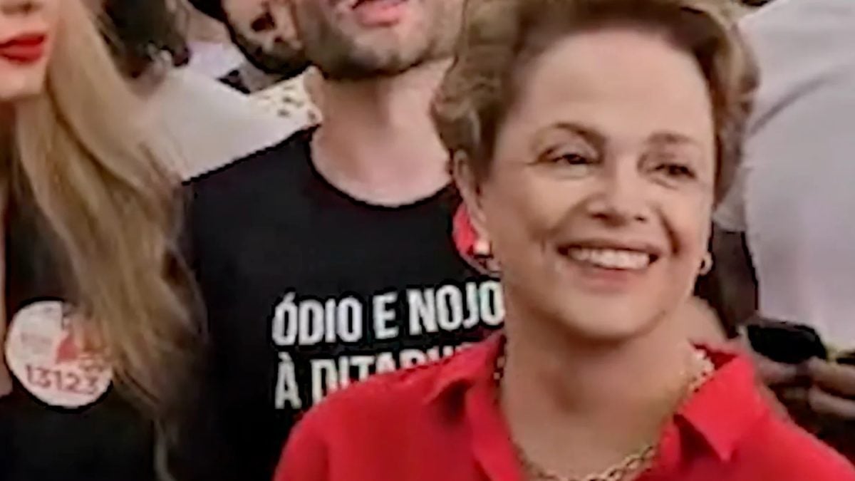 Dilma Rousseff é recebida com vaias ao chegar para votar