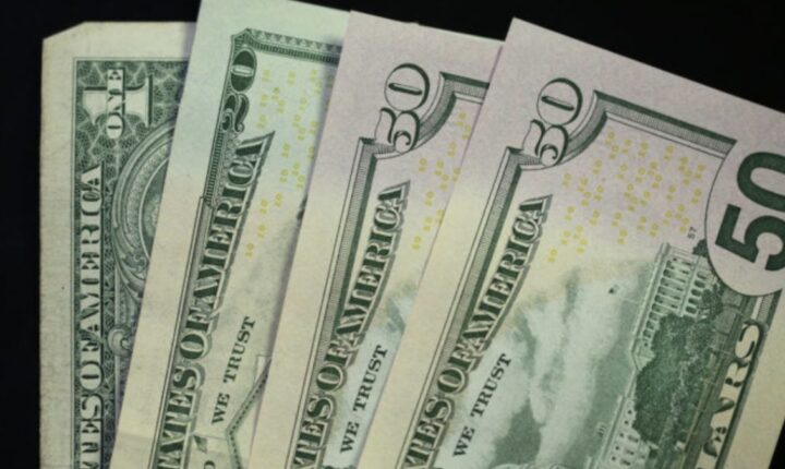 Dólar cai mais de 4% e fica abaixo dos R$ 5 após 1º turno