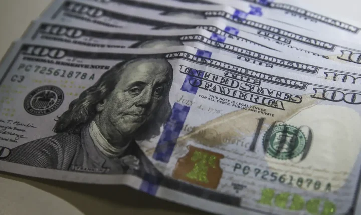 Dólar volta a superar R$ 5 impulsionado por cenário externo e ajuste pós-eleitoral