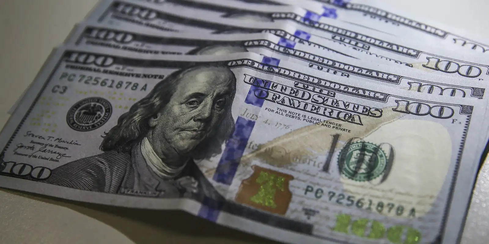 Dólar volta a superar R$ 5 impulsionado por cenário externo e ajuste pós-eleitoral
