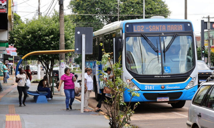 Dourados oferece ônibus gratuito e altera aulas para o segundo turno