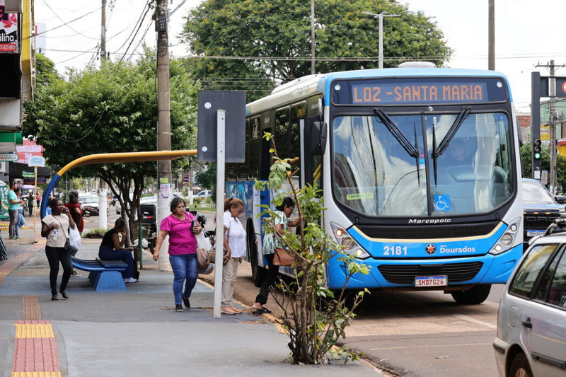 Dourados oferece ônibus gratuito e altera aulas para o segundo turno