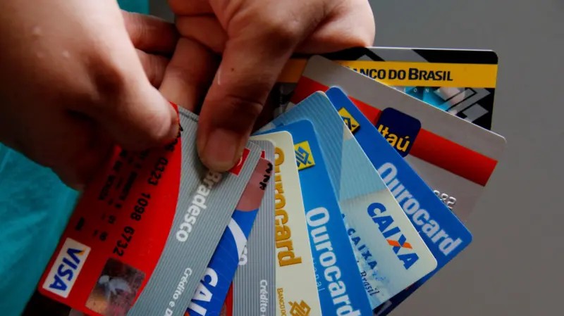 Maior juro do mercado, uso do rotativo bate recorde; Lula quer limitar a um cartão de crédito por pessoa