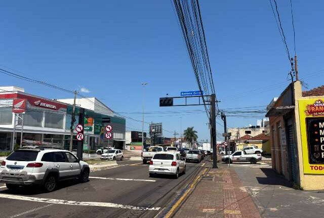 Semáforos desligados na Zahran complicam trânsito e preocupam comerciantes