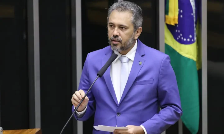 Elmano de Freitas conquista a reeleição ao governo do Ceará no primeiro turno