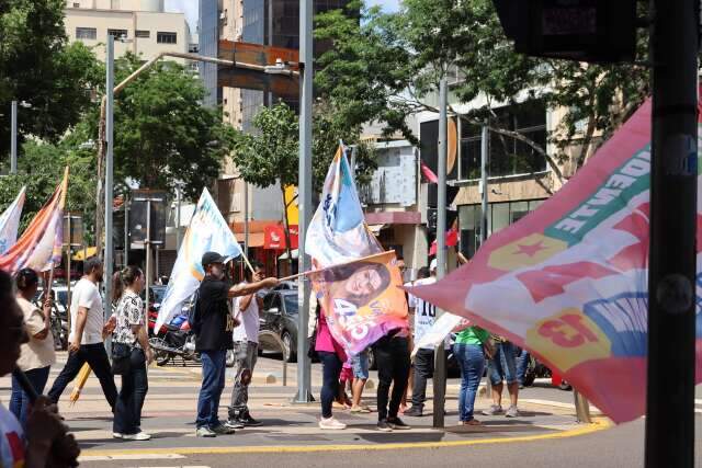 No último dia, militantes apostam na conversa para conquistar indecisos em Campo Grande