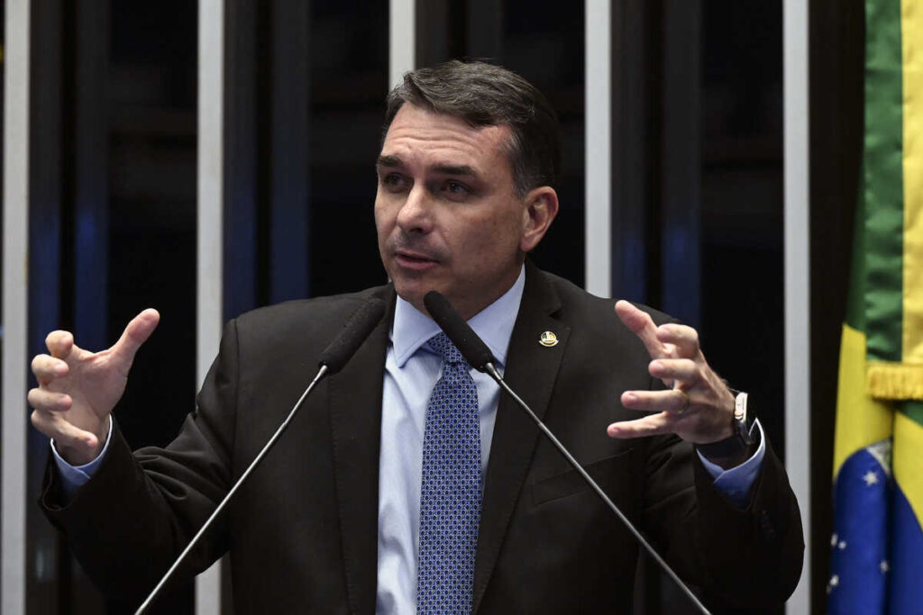 Propaganda eleitoral de Flávio Bolsonaro vai ao ar sem som e TSE aponta falha técnica