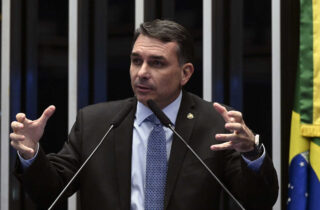 Propaganda eleitoral de Flávio Bolsonaro vai ao ar sem som e TSE aponta falha técnica