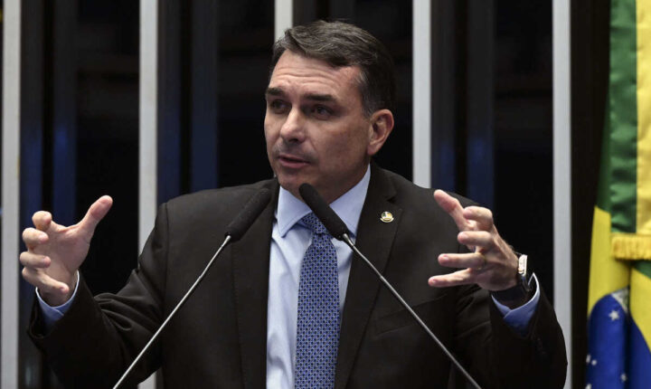 Propaganda eleitoral de Flávio Bolsonaro vai ao ar sem som e TSE aponta falha técnica