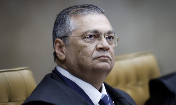 Flávio pede suspeição de Dino em casos sobre ele, Lula e eleições