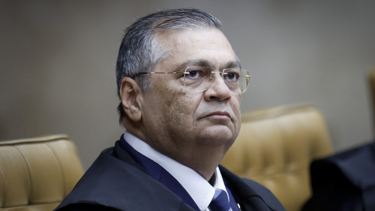 Flávio pede suspeição de Dino em casos sobre ele, Lula e eleições