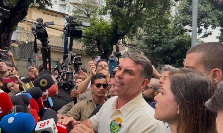 Flávio pede “voto de confiança” no 1º turno depois de votar