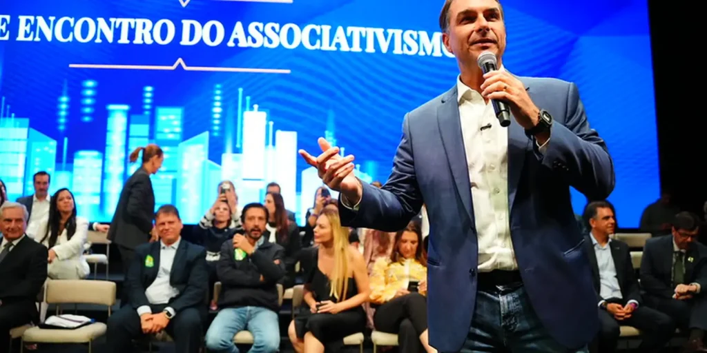 Flávio Bolsonaro visita o pai em Brasília e recebe apoio do MDB em São Paulo