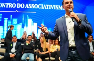 Flávio Bolsonaro visita o pai em Brasília e recebe apoio do MDB em São Paulo