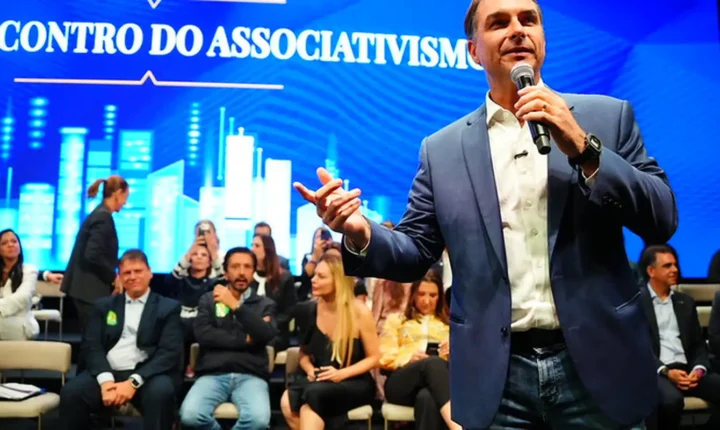 Flávio Bolsonaro visita o pai em Brasília e recebe apoio do MDB em São Paulo