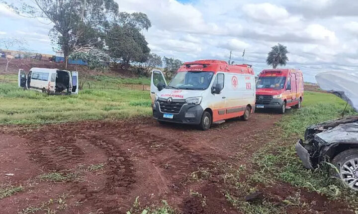 Fuga policial termina em acidente entre caminhonete e van com 17 pacientes de Bela Vista na BR-060