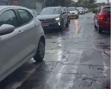 Chuva leva eleitores a votar de carro e trava trânsito em escola de Campo Grande