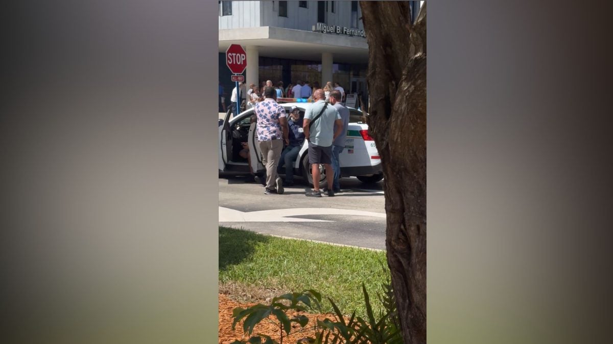 Brasileiro vestido de agente do ICE é preso durante votação nos EUA