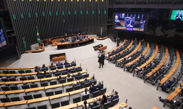 Veja os 50 candidatos a deputado federal mais votados do país nas eleições