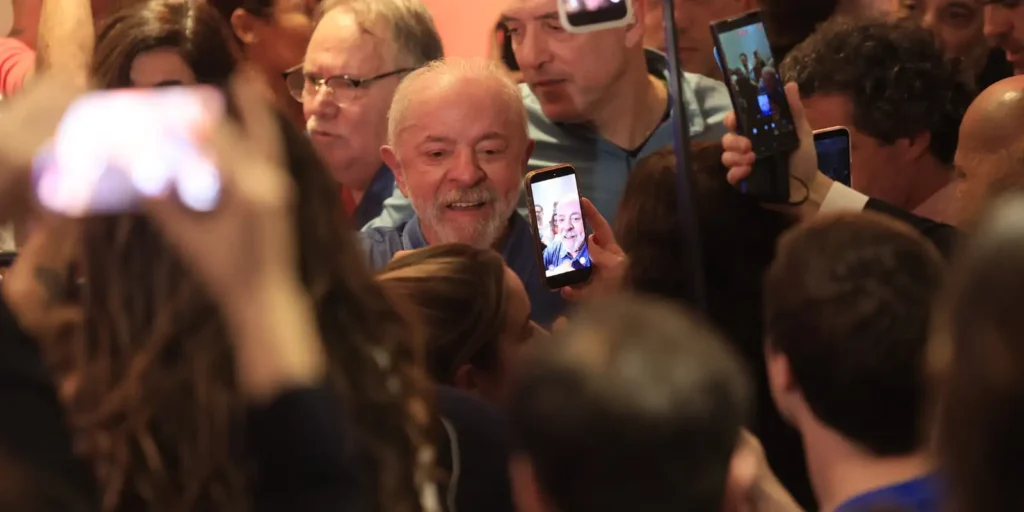 Lula é reeleito para o quarto mandato presidencial e defende regulamentação das redes