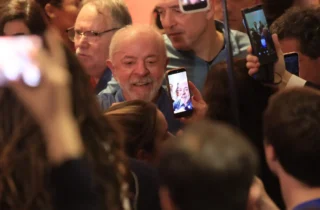 Lula é reeleito para o quarto mandato presidencial e defende regulamentação das redes