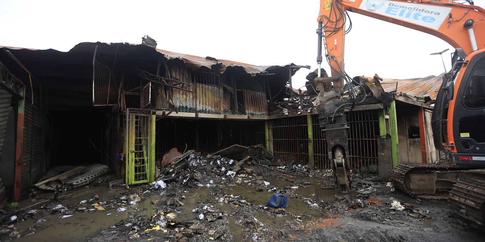 Ceagesp ergue estrutura provisória para comerciantes afetados por incêndio em São Paulo