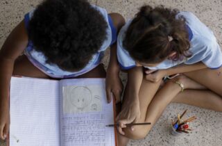 Educação antirracista avança nas escolas nos últimos dois anos, aponta MEC