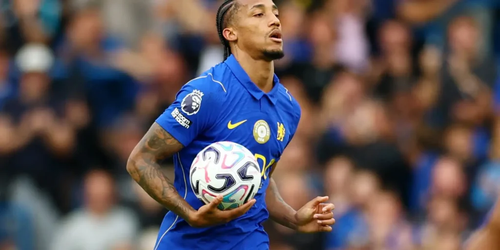 Atacante João Pedro desfalca o Chelsea por semanas devido a lesão na coxa