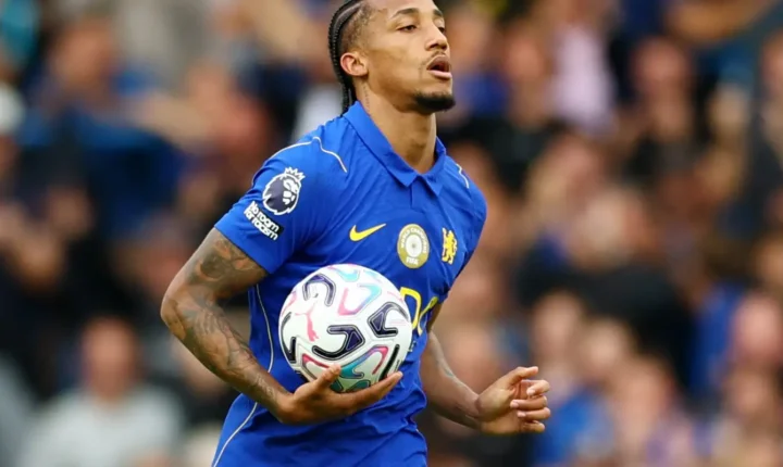 Atacante João Pedro desfalca o Chelsea por semanas devido a lesão na coxa