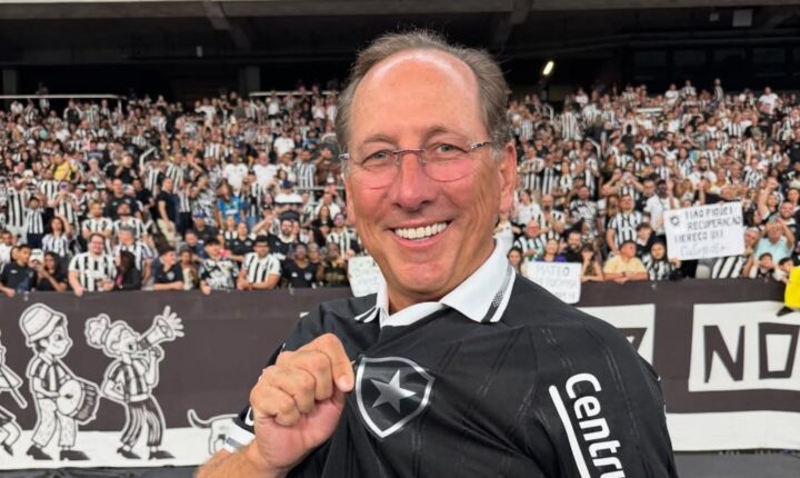 Justiça suspende multa de Textor e afasta administrador do SAF Botafogo