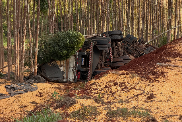 Motorista morre preso às ferragens após carreta tombar na MS-388