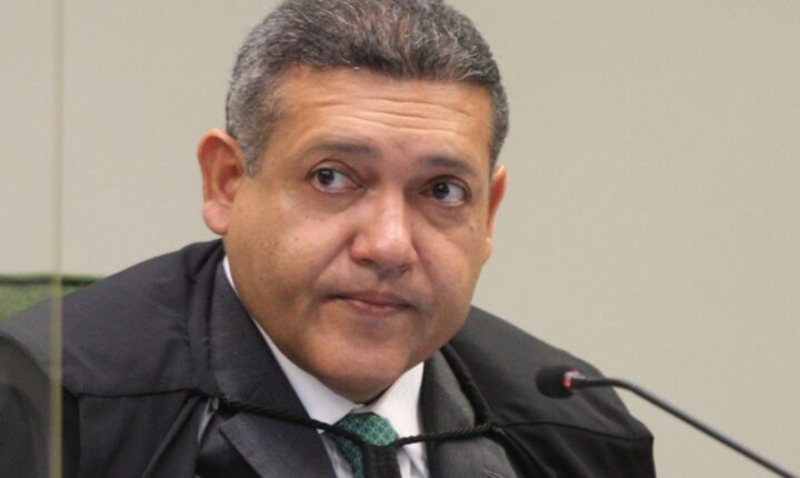 TSE determina análise urgente sobre canal ligado a André Janones após decisões conflitantes