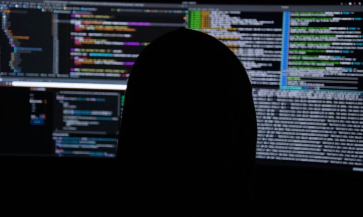 Inteligência artificial impulsiona produção em escala de ataques contra candidatas nas eleições de 2026