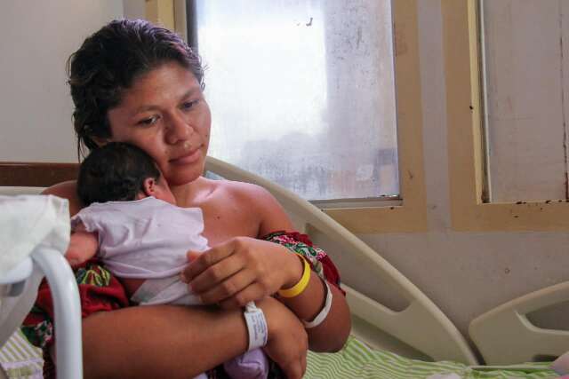 Na jornada da vida, gestantes perambulam por estradas para assistência ao parto