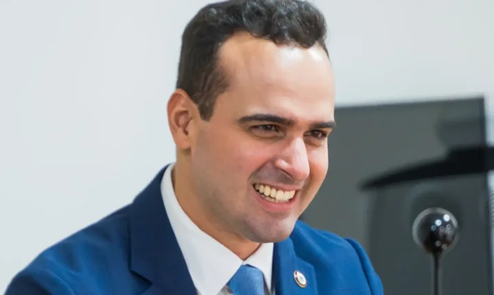 Lucas Ribeiro é reeleito governador da Paraíba no primeiro turno das eleições
