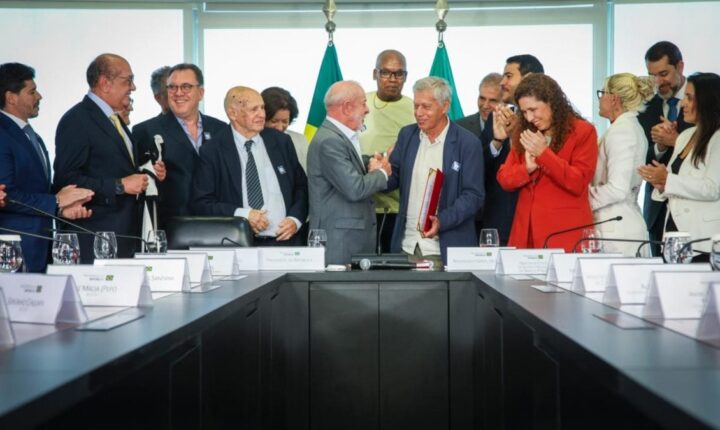 Lula recebe ídolos do Santos e Gilmar Mendes no Planalto