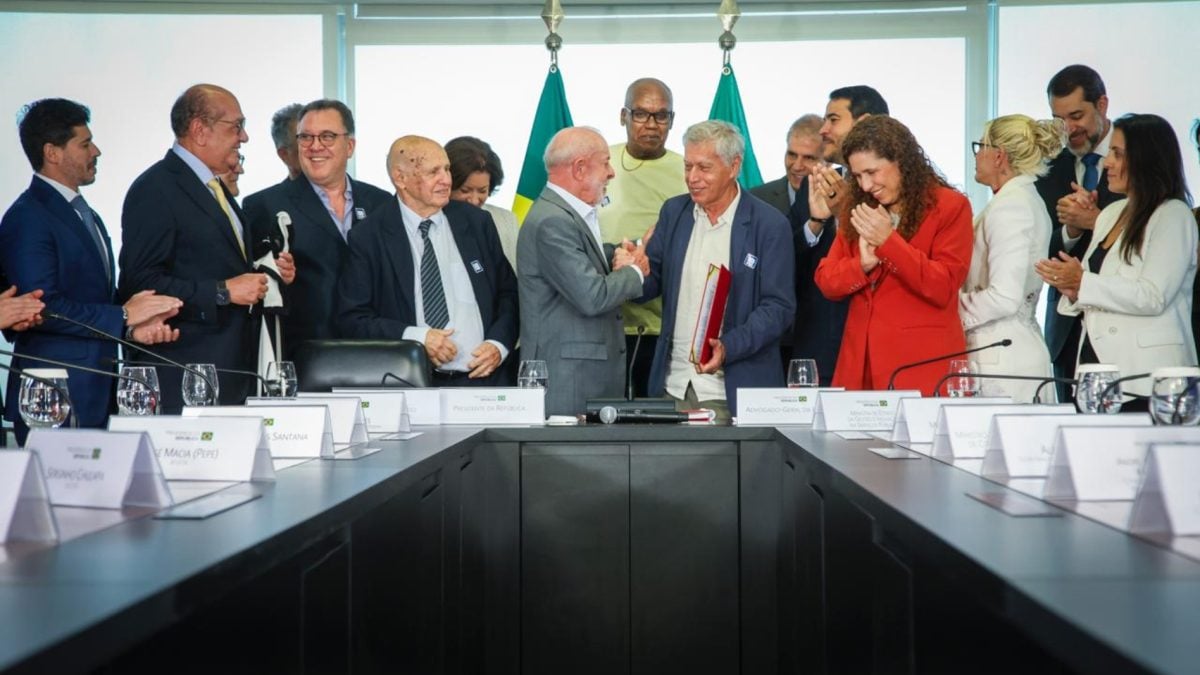 Lula recebe ídolos do Santos e Gilmar Mendes no Planalto